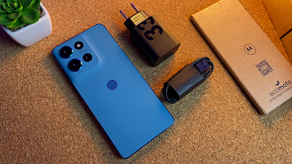 Moto G75 acompanha um carregador de 33W. Imagem: Oficina da Net Moto G75 acompanha um carregador de 33W. Imagem: Oficina da Net