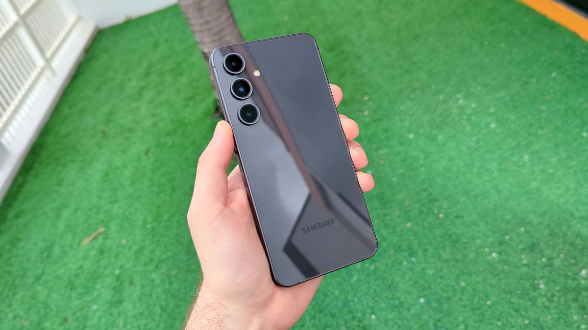 Galaxy S25 FE pode trazer nova câmera frontal e bateria turbinada