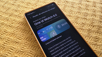 Entre no Wear do celular e peça para atualizar
