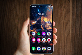 O Galaxy A56 traz uma tela bem honesta. São generosas 6,7 com taxa de atualização de 120Hz e tecnologia Super AMOLED.