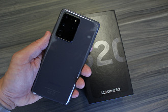 Galaxy S20 Ultra recebendo o patch de segurança de julho. Imagem: Oficina da Net