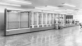Harvard Mark I, a primeira calculadora automática da IBM. Imagem: Reprodução