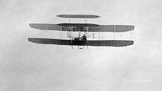 Em 1908, Wilbur Wright realizou seu primeiro voo público na França. Imagem: Reprodução Em 1908, Wilbur Wright realizou seu primeiro voo público na França. Imagem: Reprodução