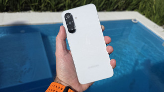 O Galaxy A26 5G é uma ótima pedida. Ele traz uma tela de ótima qualidade, acabamento traseiro em vidro e proteção IP67