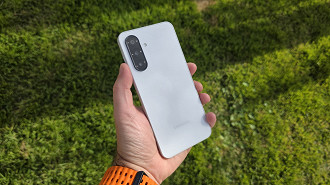 O Galaxy A26 5G tem uma construção acima da média, ele traz traseira em vidro ao invés do plástico dos concorrentes