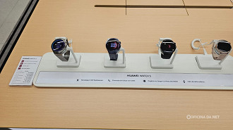 Smartwatches da Huawei em exposição da pop-store da marca. Imagem: Felipe Lupetti/Oficina da Net