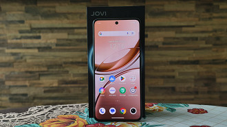 A tela deste smartphone traz uma ótima experiência, com cores vibrantes, boa nitidez e suavidade nas animações.