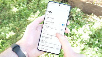 Edge 60 Pro sendo usando debaixo de luz solar. Imagem: Oficina da Net