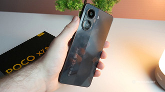 O POCO X7 Pro tem a traseira em vidro que, na versão preta, pega muitas marcas de dedo. Imagem: Oficina da Net