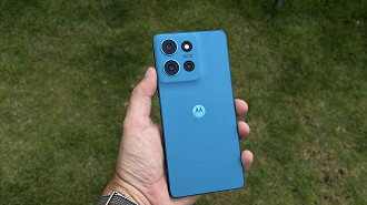O Moto G75 possui um design bem bacana, seguindo a identidade visual que a Motorola têm adotado em seus aparelhos