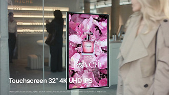 Um exemplo de aplicação do LG Swing é em vitrines de lojas. Imagem: LG/Reprodução