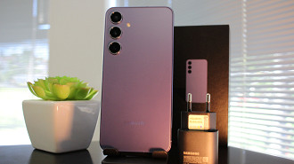 A Samsung foi bem conservadora nesse quesito, a bateria do S24+ é de 4.900mAh e o carregador incluso na caixa possui apenas 25W.