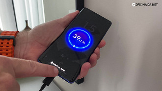 O Edge 60 Pro conta com uma bateria de 6.000mAh de bateria e carregamento super rápido de 90W de potência.
