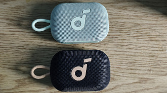 A Soundcore Select 4 Go traz um design bem bonito e minimalista, ao centro temos a logo da marca e é basicamente isso. A Soundcore Select 4 Go traz um design bem bonito e minimalista, ao centro temos a logo da marca e é basicamente isso.