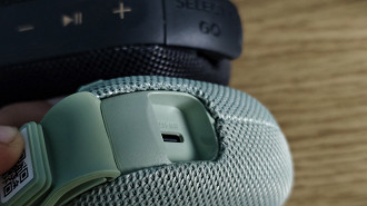 Um ponto positivo dessa caixa de som é que ela já traz a saída USB-C para carregamento. Um ponto positivo dessa caixa de som é que ela já traz a saída USB-C para carregamento.