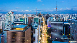 Com o relógio adiantado em uma hora, era possível aproveitar mais a luz do dia e diminuir o consumo de energia nas cidades