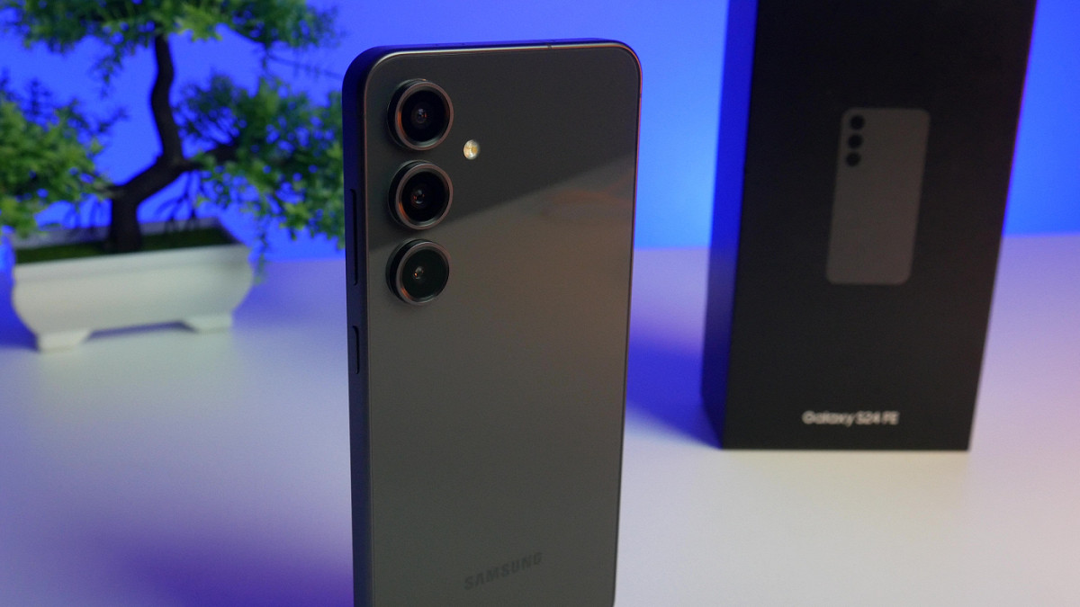 Galaxy S24 FE recebendo a One UI 8 estável