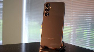 O Galaxy S23 FE finalmente começou a receber a mais recente One UI 8.