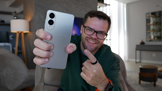 Esse aparelho é o principal (e único até agora) concorrente do iPhone Air no Brasil. Ele traz como diferenciais a dupla câmera traseira, o áudio estéreo e maior capacidade de bateria.