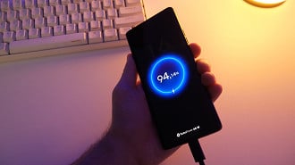 O Moto G06 conta com um carregador de 10W de potência, o que é bem pouco ainda mais considerando sua enorme bateria de 5200mAh. O Moto G06 conta com um carregador de 10W de potência, o que é bem pouco ainda mais considerando sua enorme bateria de 5200mAh.