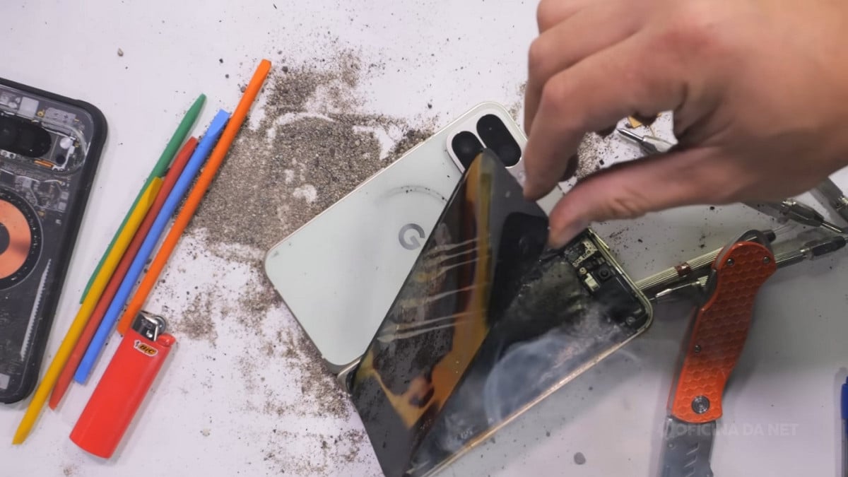 Pixel 10 Pro Fold pega fogo em teste do JerryRigEverything