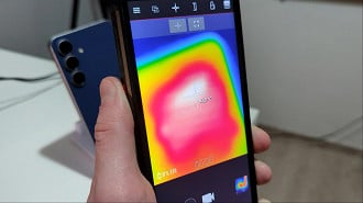 Galaxy S25 FE visto sob câmera térmica Galaxy S25 FE visto sob câmera térmica