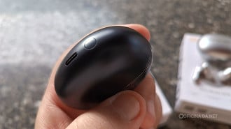 Botão da case QCY MeloBuds N70. Imagem: Oficina da Net