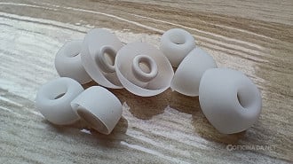 Borrachinhas do QCY MeloBuds N70. Imagem: Oficina da Net