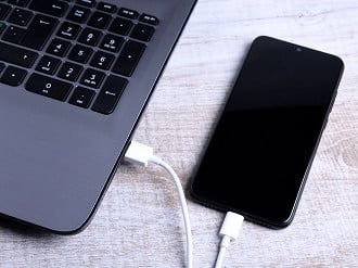 A depuração USB cria uma conexão direta entre o celular e o computador (Imagem: Reprodução/Internet)