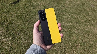 A construção do POCO X7 Pro é muito boa para a faixa de preço.