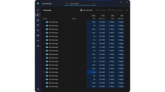 Windows 11 com várias instâncias do Gerenciador de Tarefas aberto. Imagem: Windows Latest/Reprodução