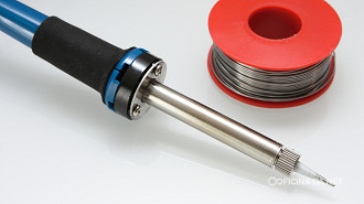 Ferro de solda com a solda (estanho e chumbo). Imagem: Oficina da Net