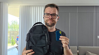 Olha o tamanho do SSD comparado com uma bag pequena