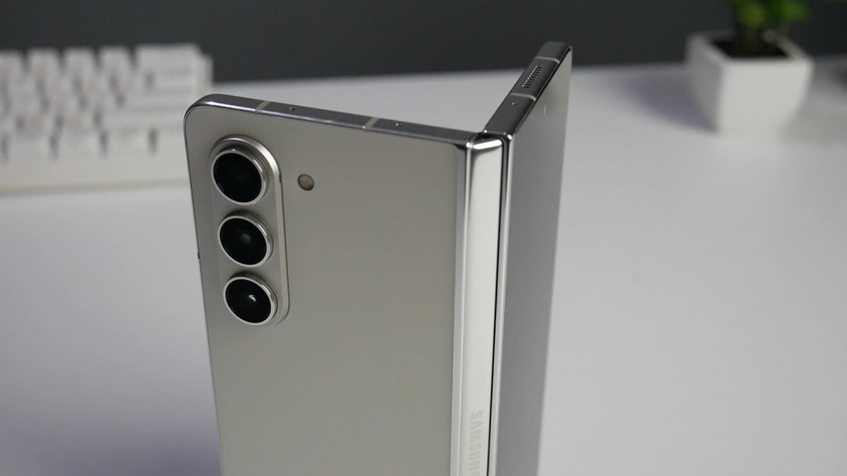 Galaxy Z Fold 8 pode ganhar bateria maior e suporte ao Qi2 em 2026. Imagem: Oficina da Net