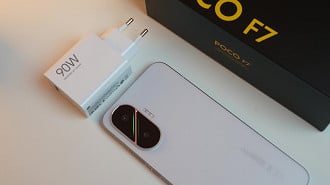 Ambos tem com carregador de 90W na caixa