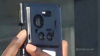 Xiaomi 17 Ultra flagrado com uma capa protetora. Imagem: Reprodução