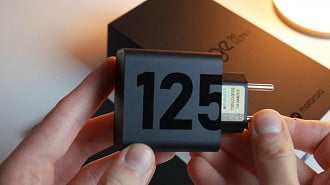 O Edge 50 Ultra conta com um incrível carregador de 125W de potência, que infelizmente não foi mantido no sucessor.