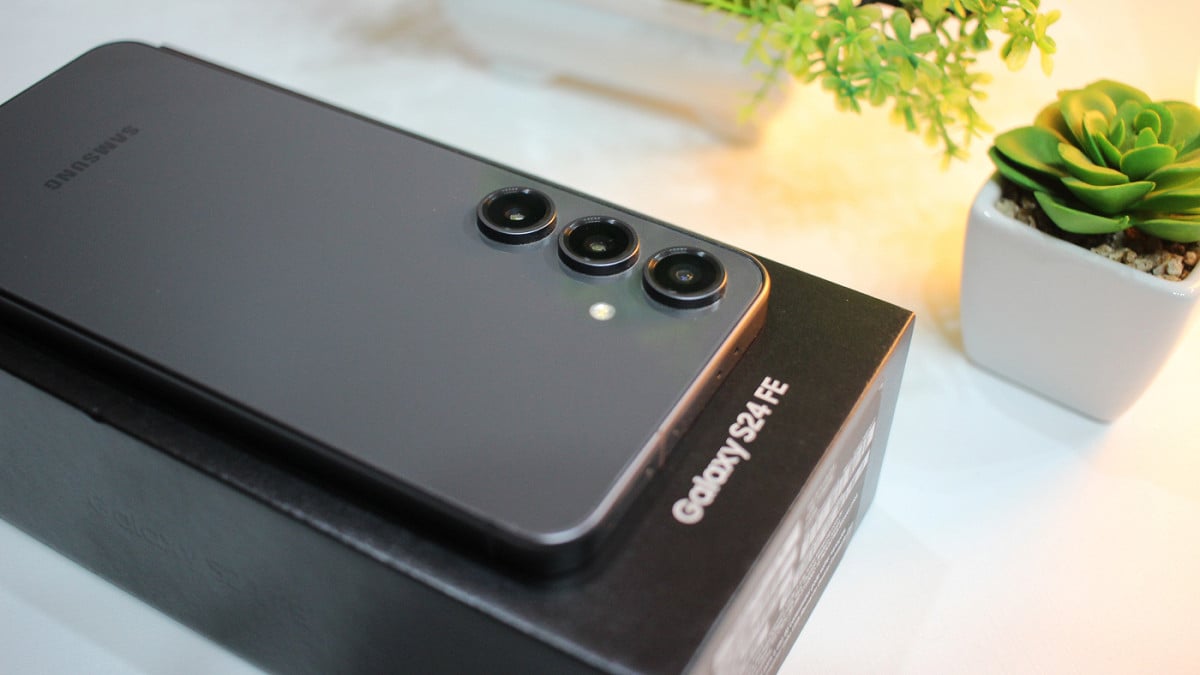 Galaxy S24 FE começa a receber atualização de segurança de 2026