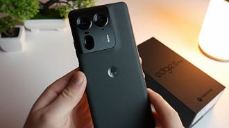 Mesmo mais antigo, o Edge 50 Ultra é ligeiramente melhor em performance.