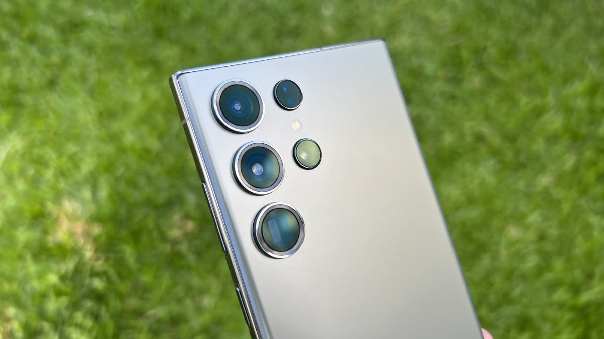 Galaxy S23 Ultra recebendo pach de janeiro no Brasil. Fotógrafo: Nicolas Muller