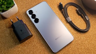 O Galaxy S25 Plus e seus acessórios.