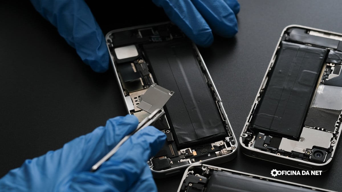 UE vai exigir baterias substituíveis pelo usuário em smartphones e tablets a partir de 2027. Imagem: Oficina da Net