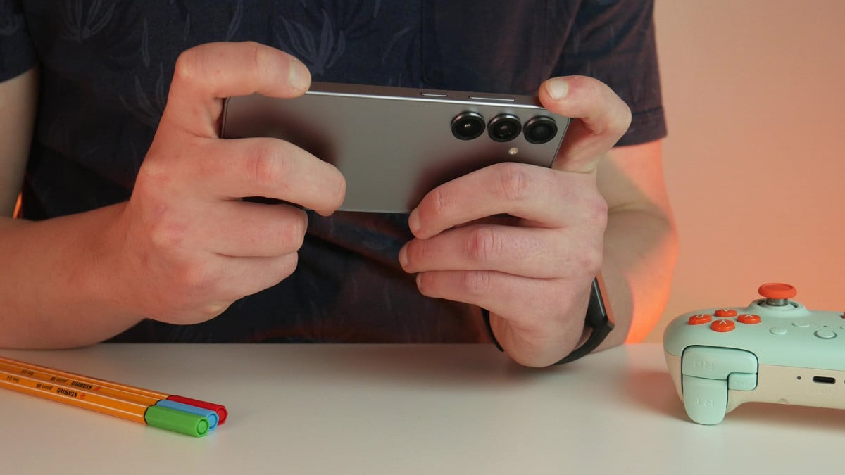 Galaxy S25 aparece 35% mais barato em oferta. Imagem: Oficina da Net