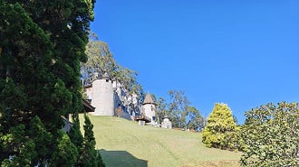 Essa imagem tirada do castelo por exemplo, há exposição excessiva nessa imagem que chega a estourar a cor do verde das árvores em segundo plano