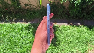 O aparelho conta com um botão de ação sensível ao toque que pode ser programado para abrir a câmera, tirar fotos e dar zoom