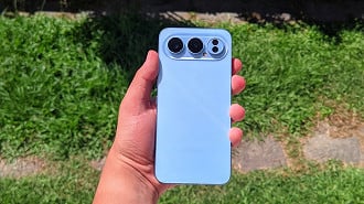 A disposição das lentes do aparelho possuem uma clara inspiração no iPhone Air, a minha unidade é na cor azul claro.