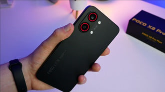 Anéis RGB do POCO. O emissor infravermelho está presente e localizado embaixo do flash.