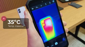 iPhone 17 sob a camera térmica após 1 hora de Minecraft com shaders vibrantes ativos