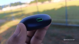 Flowbuds N50 tem um LED na entrada para o cabo de carregamento