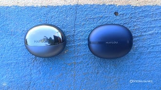Flowbuds N55 a esquerda com sua visual brilhante, e o N50 a direita com um acabamento fosco em alumínio escovado